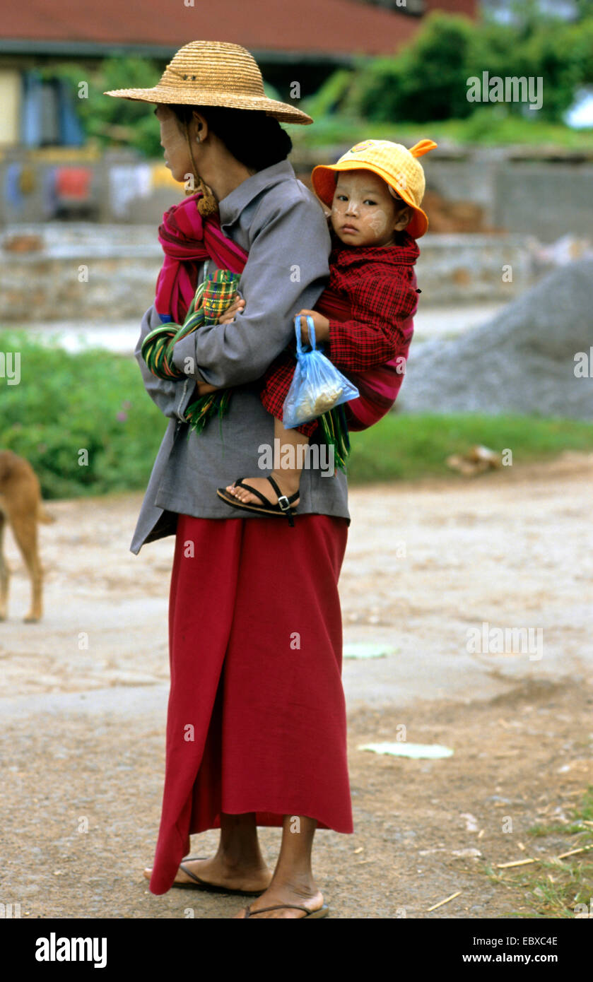 Mutter mit Tochter in Carry Sling, Burma Stockfoto