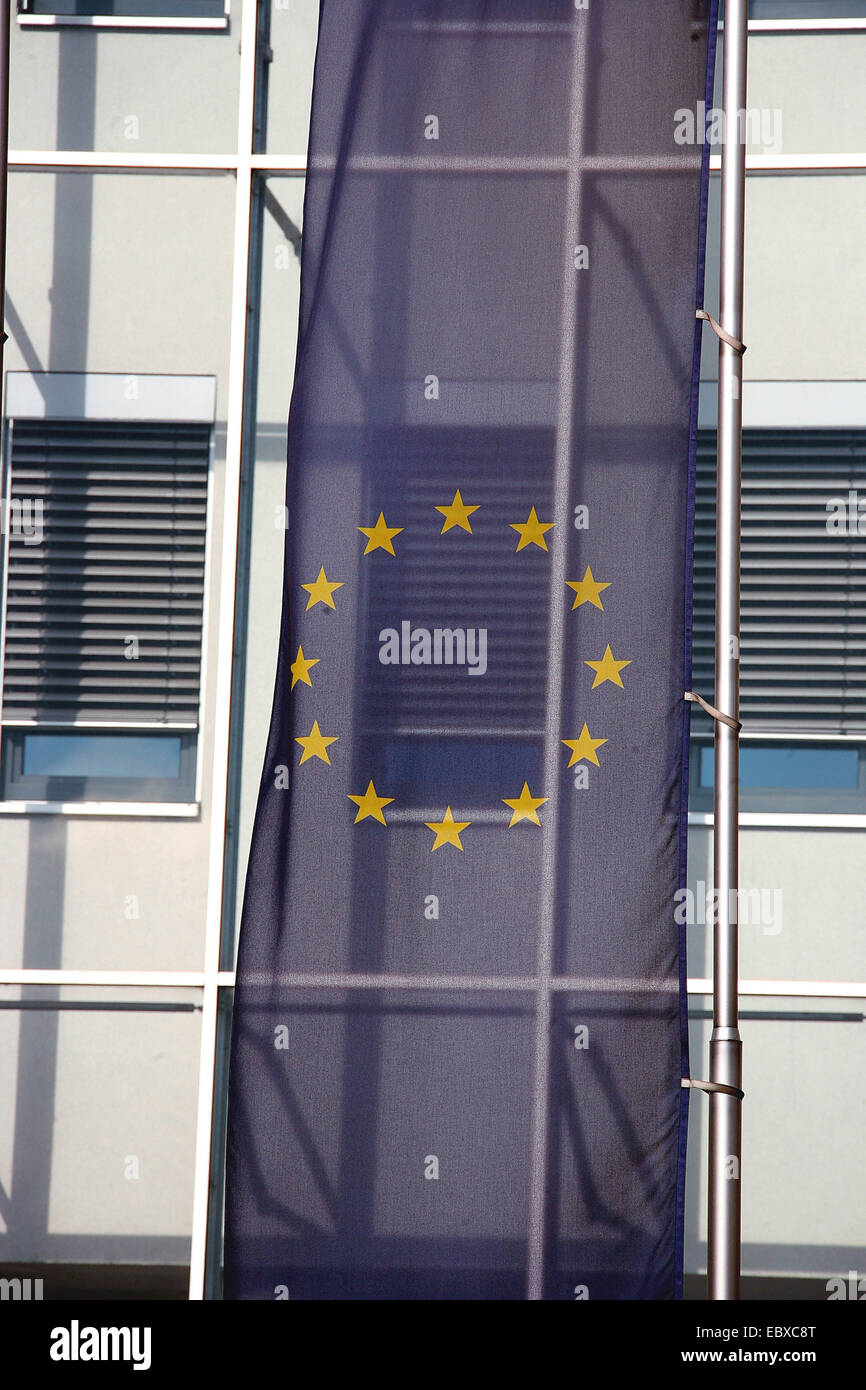 EU-Flagge am Gebäude Stockfoto