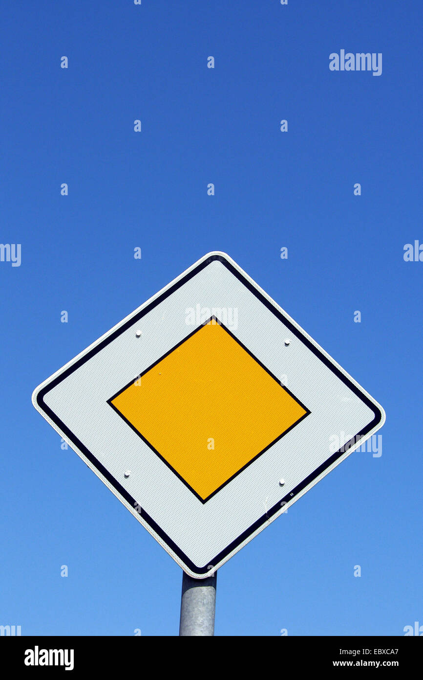 Strasse Zeichen Vorfahrtsstrasse Stockfotografie Alamy