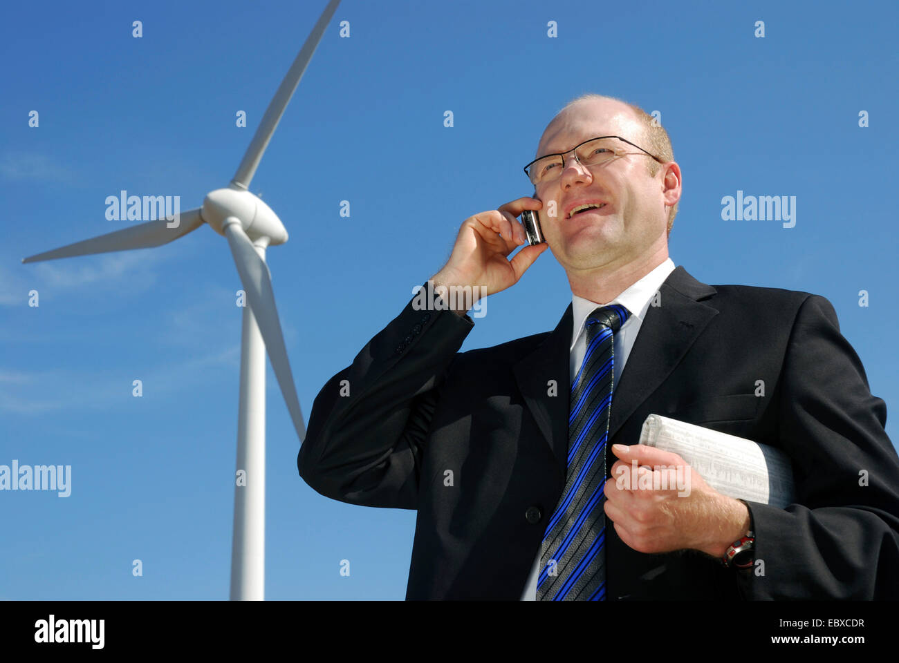 Telefonieren mit einem Handy vor o eine Wind-Engine Mann Stockfoto