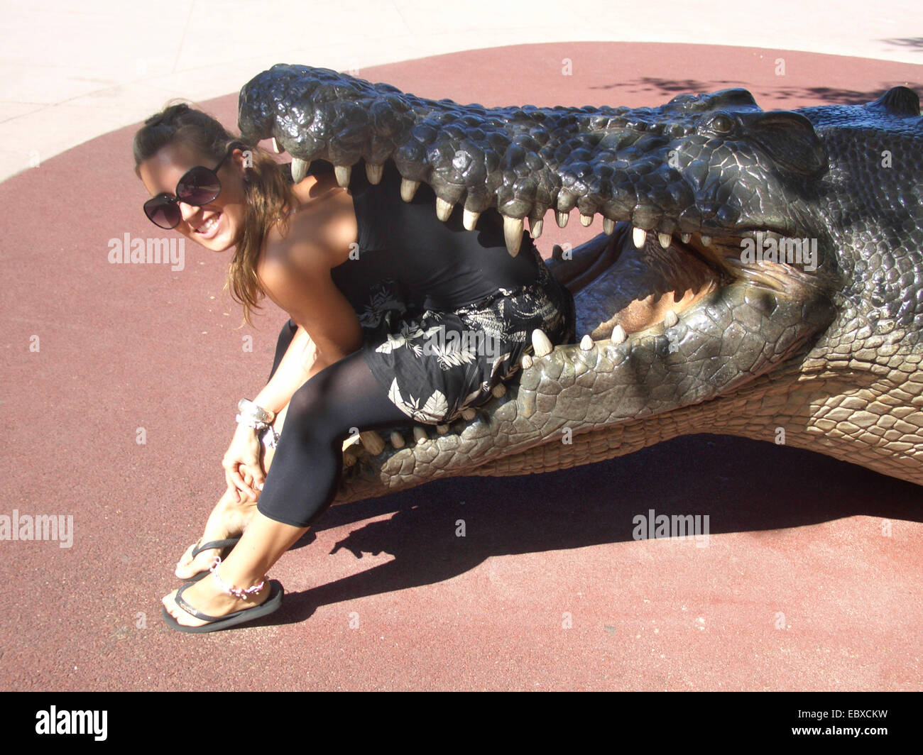 junge Frau in den Mund eines Replikats Krokodil Australien, New South Wales, Sydney Stockfoto