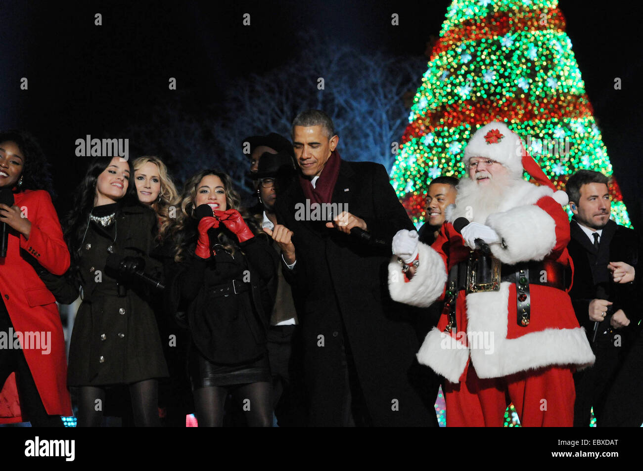 US-Präsident Barack Obama verbindet Santa Claus und Entertainer in einem Tanz während der Entzündung von der national Christmas Tree auf der Ellipse 4. Dezember 2014 in Washington, DC. Obama fordert Amerikaner zu Mitgliedern des US-Militärs dienen Übersee, sowie ihre Familien erinnern. Das diesjährige Zeremonie markiert die 92. jährliche Beleuchtung des Weihnachtsbaumes in der Nähe des weißen Hauses. Die weiße Haus Baum Beleuchtung ist eine Tradition, die bis 1923. Stockfoto