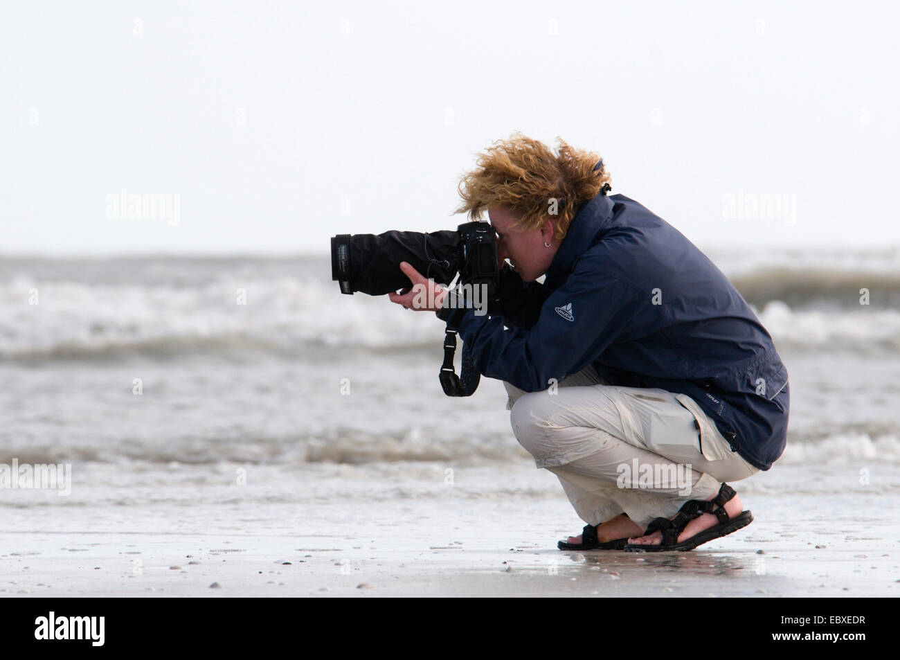 weibliche Naturfotograf in Aktion, USA, Florida, Sanibel Island Stockfoto