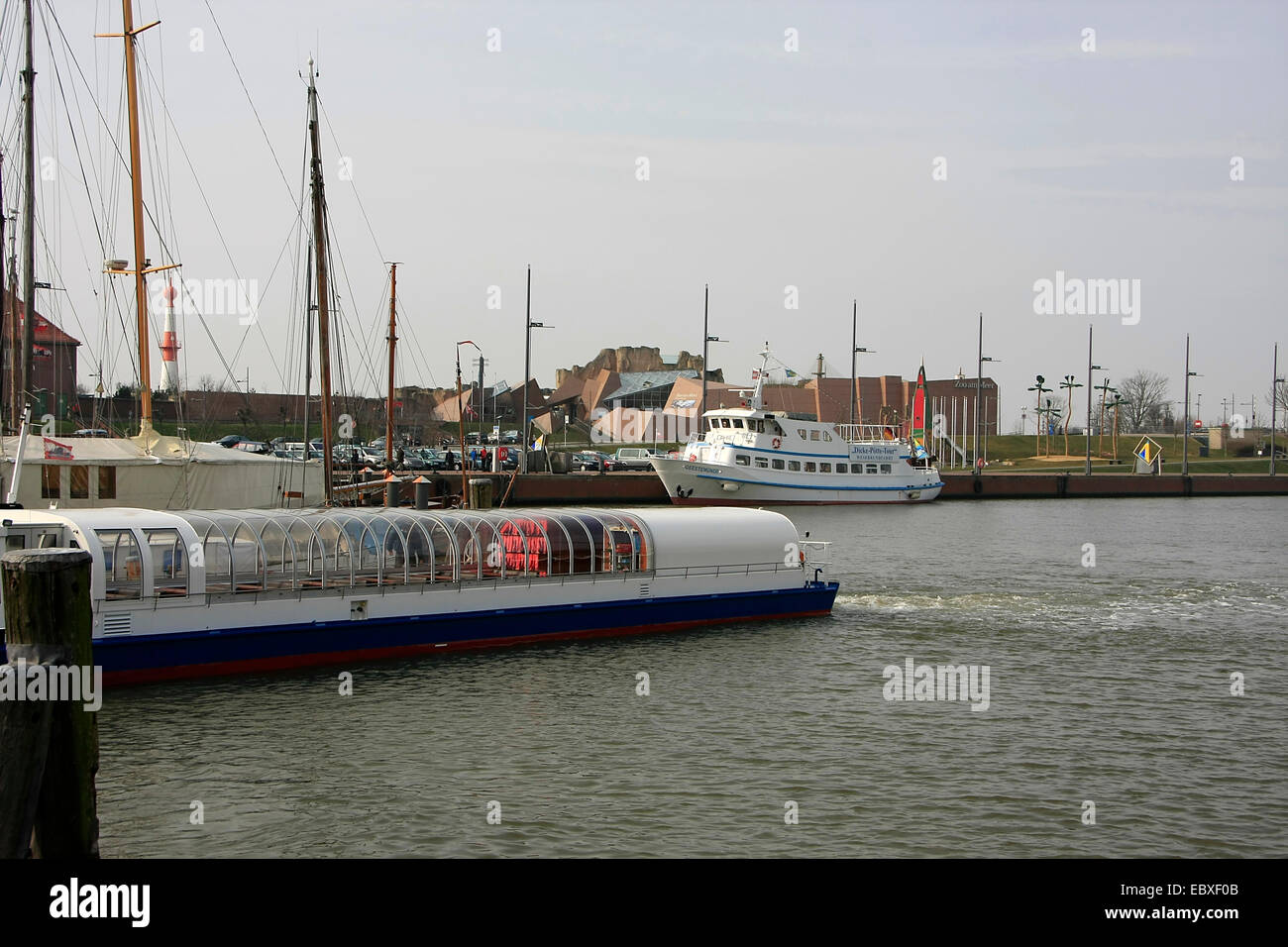 Der neue Hafen wurde zunächst von der Norddeutschen Lloyd verwendet. Rund um den neuen Hafen sind die Havenwelten Bremerhaven Klima Houser, anzeigen Plattform SAIL City, Mediterraneo, Lloyd Marina, Deutsche Auswandererhaus Bremerhaven, Meeres-Zoo und mehr. Foto: Klaus Nein Stockfoto