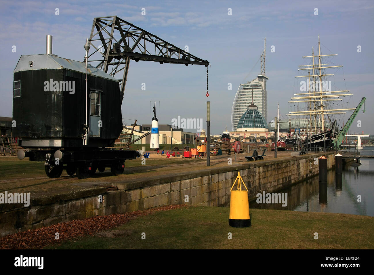 Der alte Hafen im Vordergrund und im Hintergrund auf dem Weser-Deich "Harbor Welten Bremerhaven". Dazu gehören der deutschen Emigration Center Bremerhaven, die Meeres-Zoo, das Deutsche Schifffahrtsmuseum und vieles mehr. Foto: Klaus Nowottnick Datum: 7. März 2014 Stockfoto