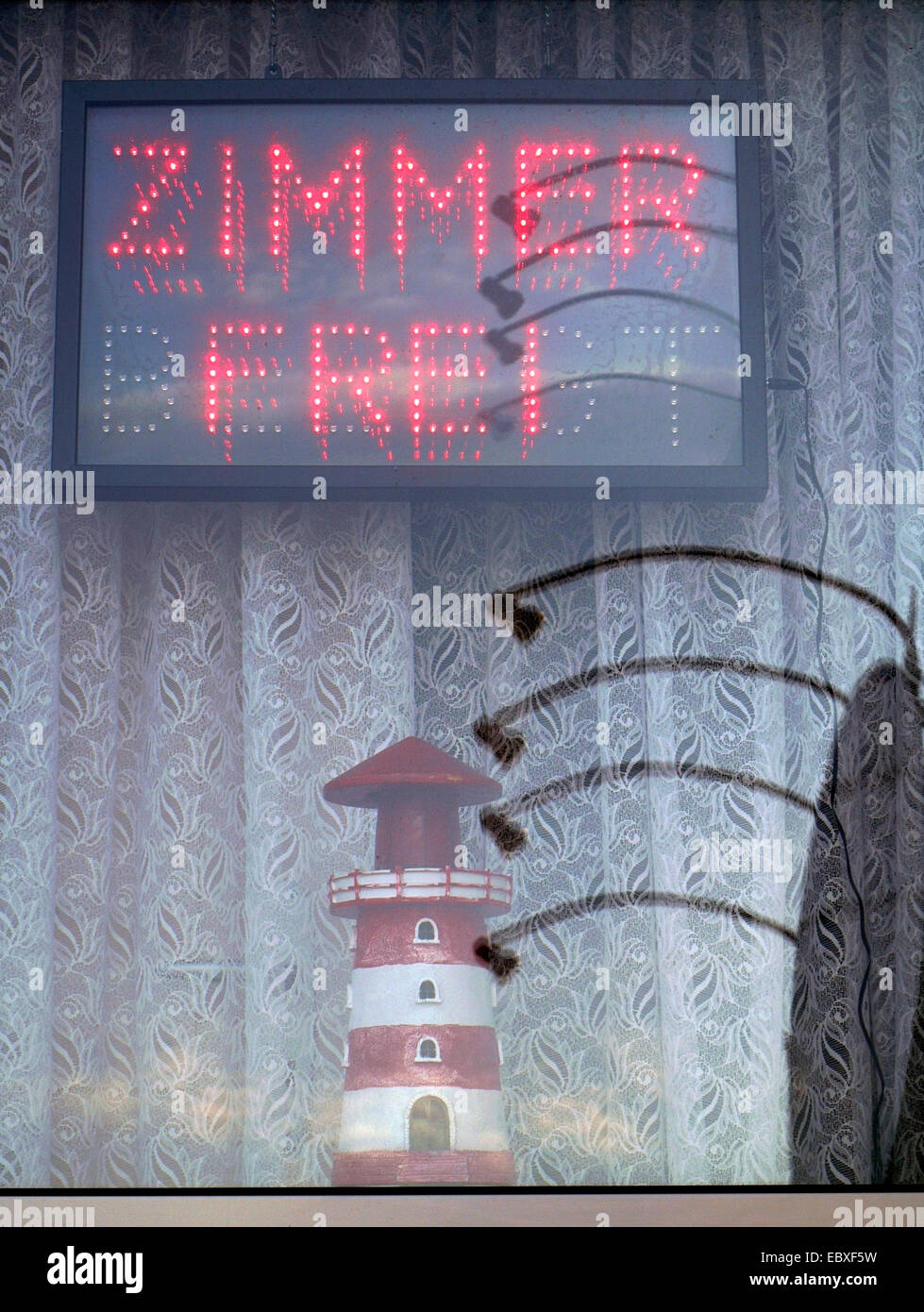 Ferienhaus mit Stellenangebote Singn im Fenster, Deutschland, Schleswig-Holstein, Dagebuell Stockfoto