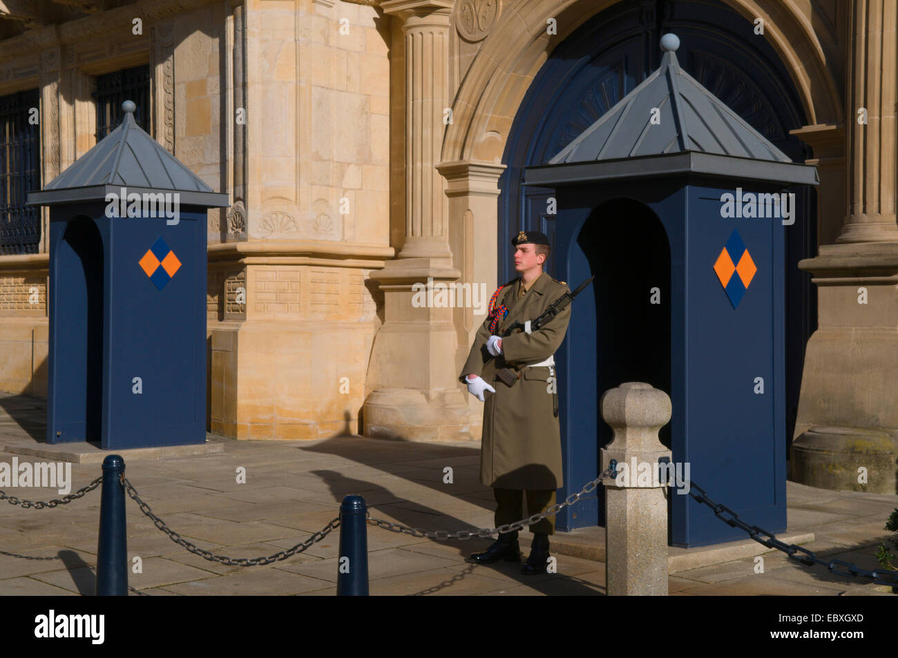 eine Wache vor dem Grand Ducal Palast, Luxemburg Stockfoto