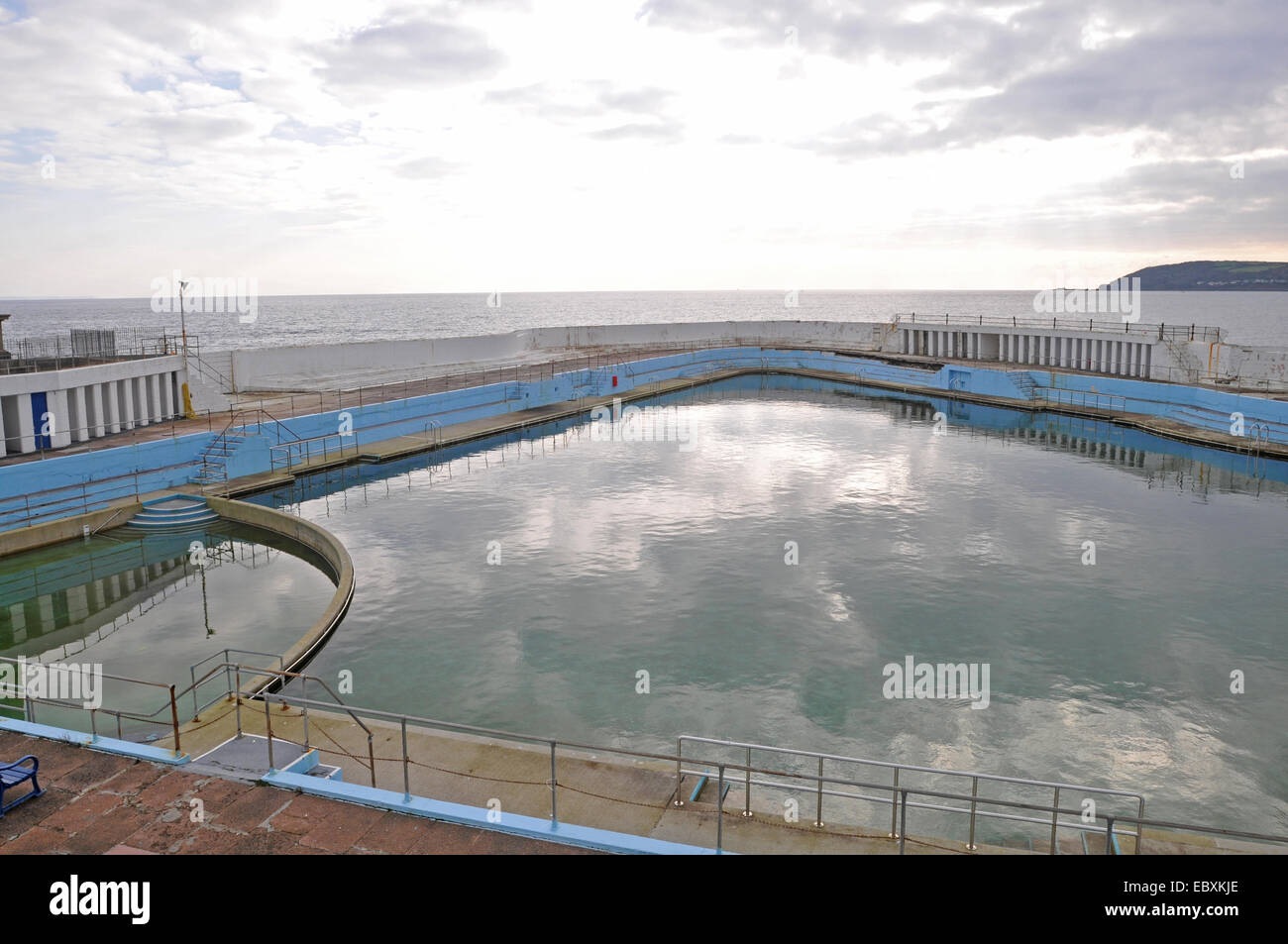 Jubiläums-Pool in Penzance UK. Für Sommer 2014 geschlossen, während ein Zuschuss beantragt wird, Sturmschäden wiederherstellen Stockfoto