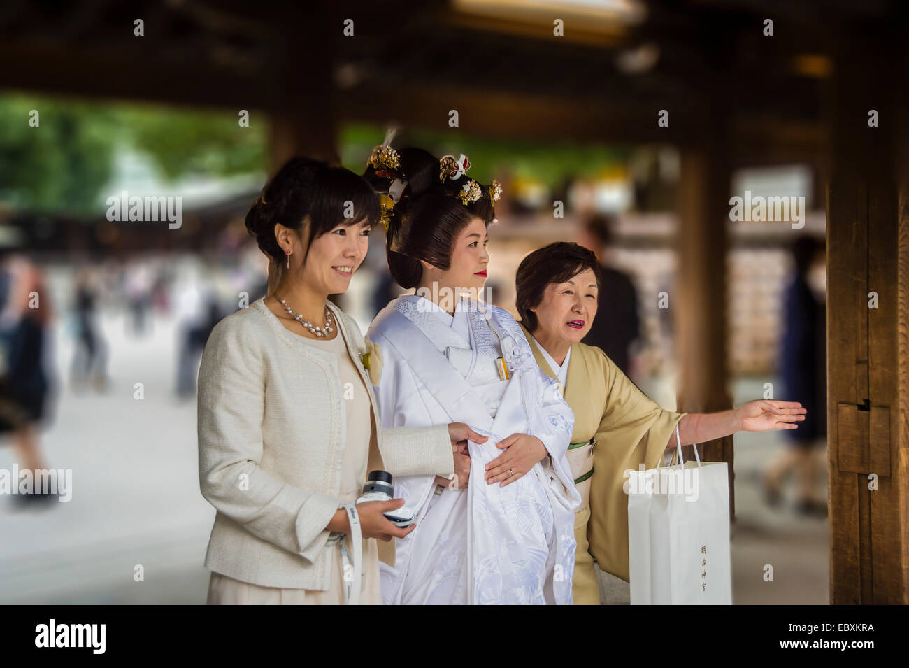 Hochzeit Zeremonien am Meiji-Schrein in Tokio, Japan.  Mutter und Töchter feiern die Ehe. Stockfoto