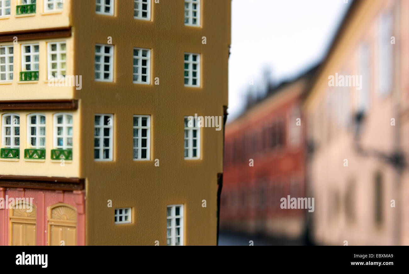 Nahaufnahme von einer Modelleisenbahn bauen, gegen ein Foto von einer Straße, Stillleben Stockfoto