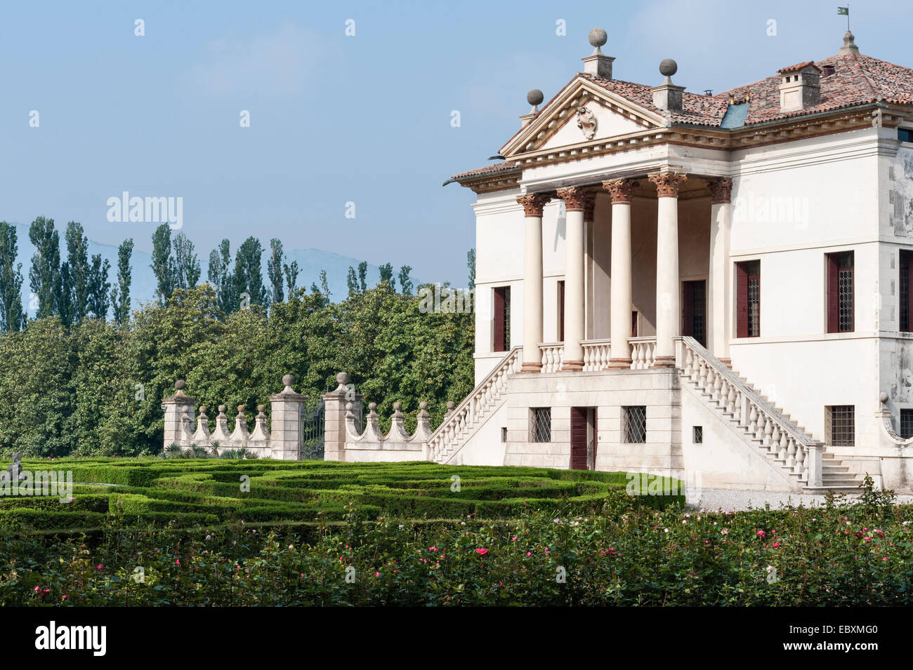 Villa Emo, Monselice, Venetien, Italien, erbaut von Vincenzo Scamozzi im Jahr 1588. Die Fassade mit einem aufwendigen Parterre aus abgesteckten Kastenhecken, die vorne angelegt sind Stockfoto