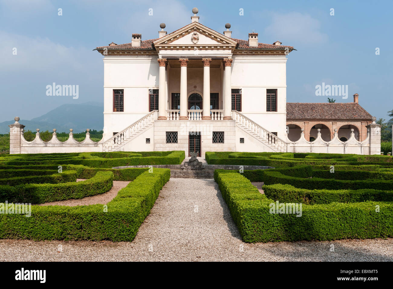 Villa Emo, Monselice, Venetien, Italien, erbaut von Vincenzo Scamozzi im Jahr 1588. Die Fassade mit einem aufwendigen Parterre aus abgesteckten Kastenhecken, die vorne angelegt sind Stockfoto