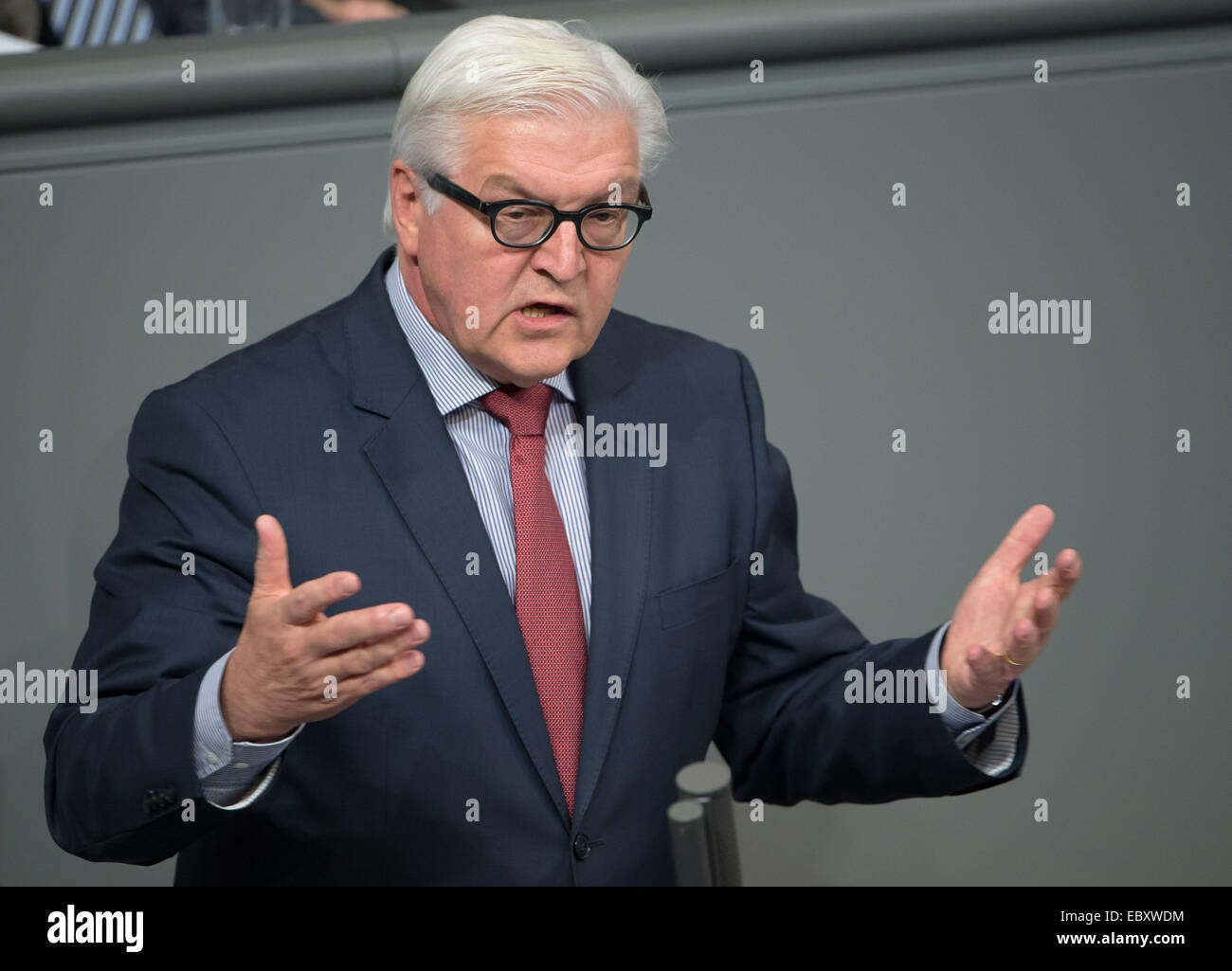 Berlin, Deutschland. 5. Dezember 2014. Der deutsche Außenminister Frank-Walter Steinmeier spricht über den Einsatz der Bundeswehr in Afghanistan gelegentlich von der Mission entschlossene Unterstützung (RSM) im Deutschen Bundestag in Berlin, Deutschland, 5. Dezember 2014. Foto: Tim Brakemeier/Dpa/Alamy Live News Stockfoto