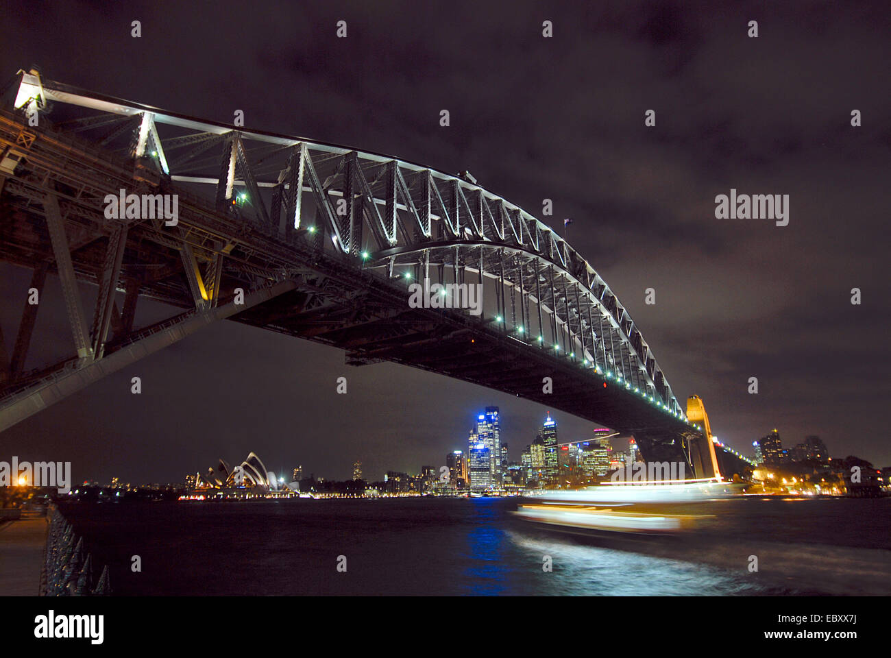 Harbour Bridge bei Nacht mit Opera in den Hintergrund, Australien, New South Wales, Sydney Stockfoto