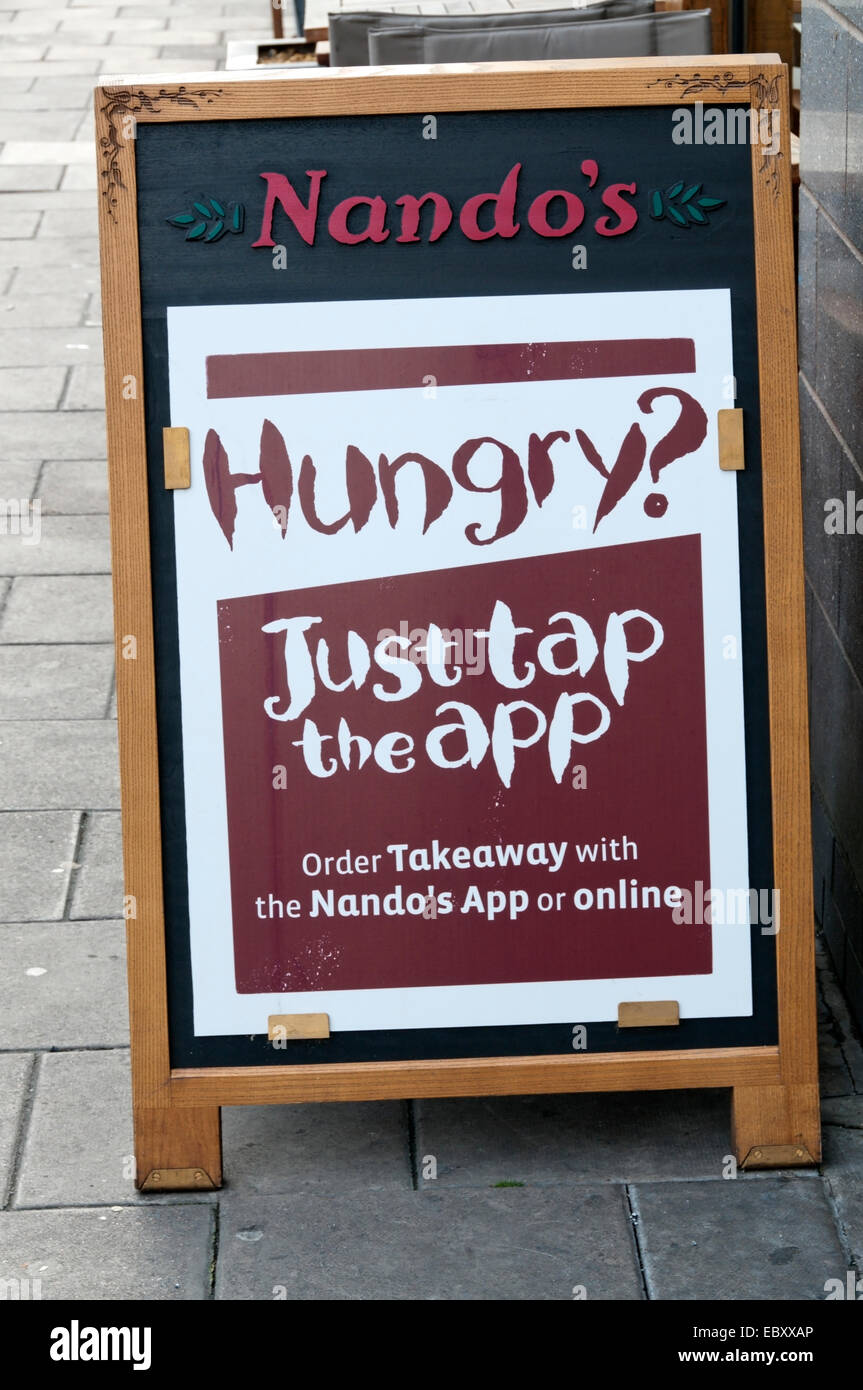 Ein Nando Restaurant erlaubt Leuten, Speisen zum Mitnehmen bestellen Sie online oder per Handy "Telefon-app. Stockfoto