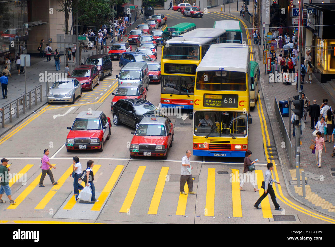 Taxis und Busse warten an einer Kreuzung, China, Hong Kong Stockfoto