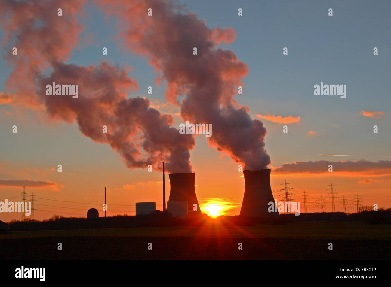 Kernkraftwerke bei Sonnenuntergang, Deutschland, Bayern, Günzburg Stockfoto