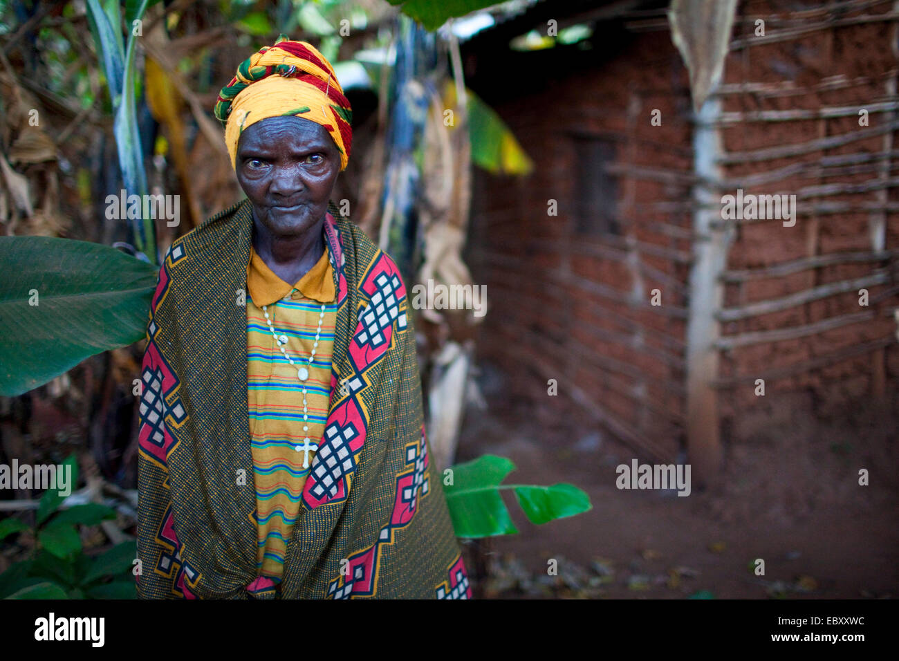 alte Frau vor ihrem Haus in ländlicher Gegend, Burundi, Karuzi, Buhiga Stockfoto