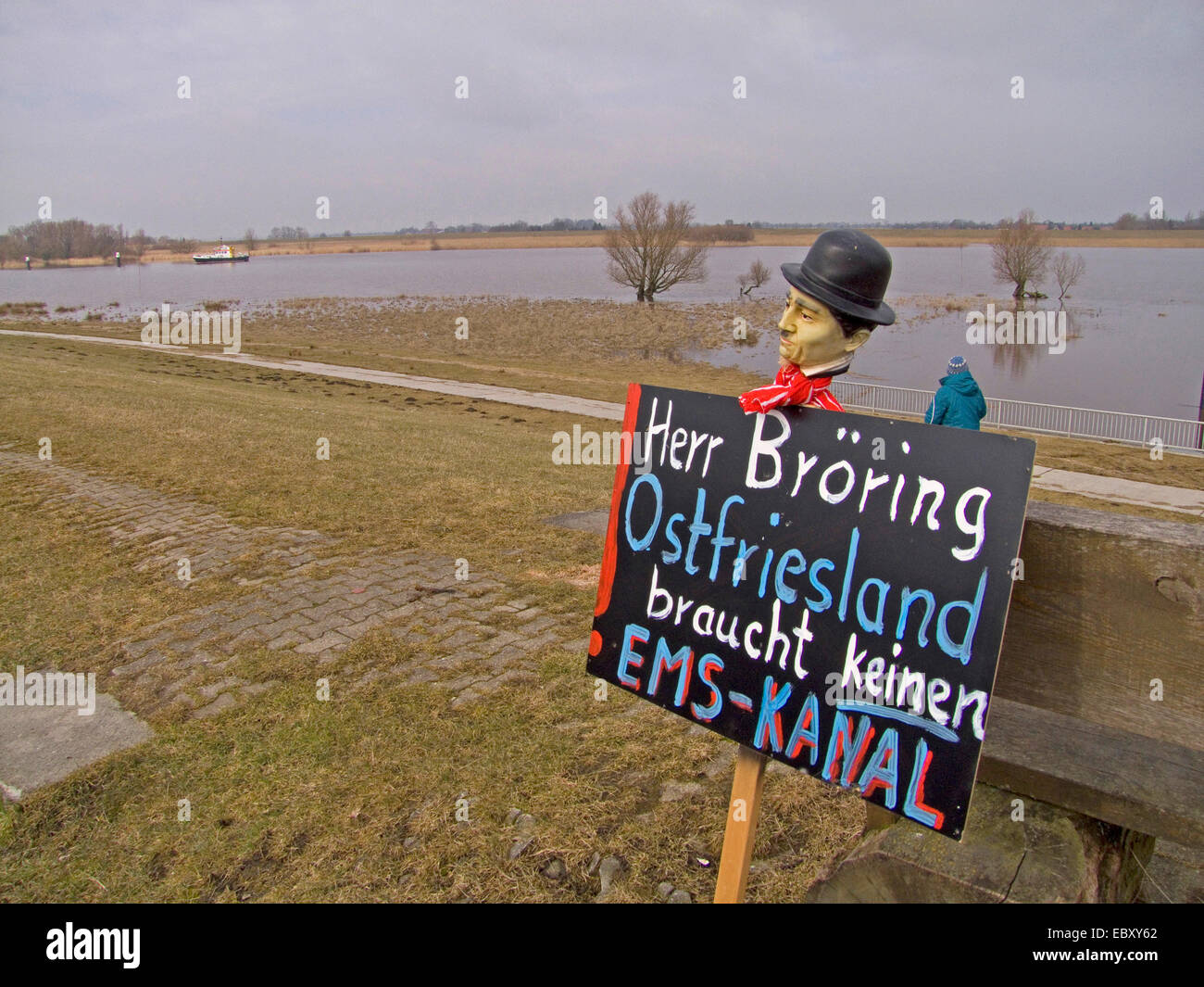Tafel mit der Aufschrift "Ostfriesland brauchen keine Ems-Kanal", Deutschland, Niedersachsen Stockfoto