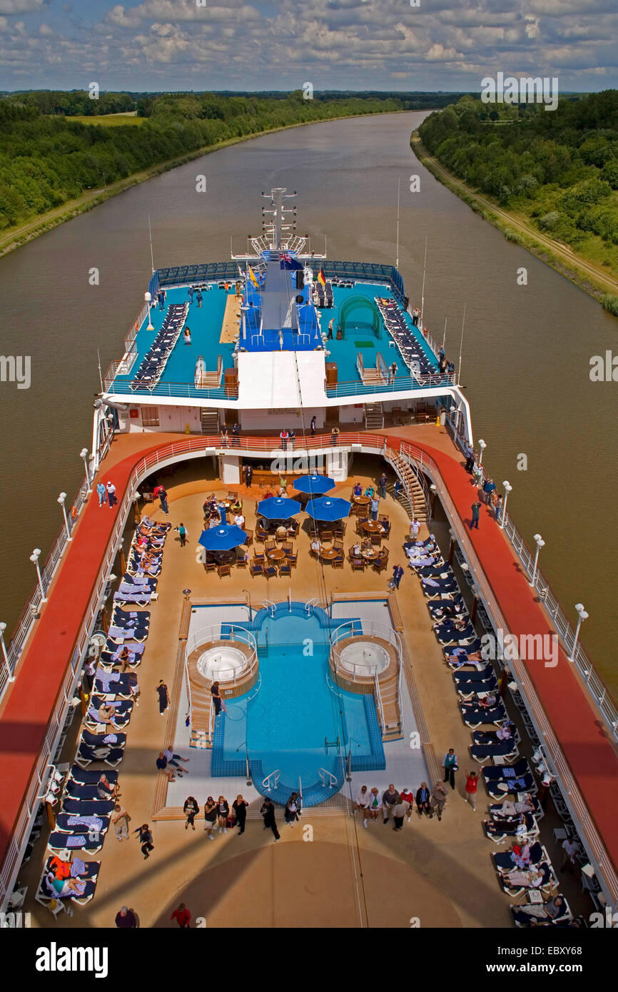 Kreuzfahrtschiff MV Royal Princess geht auf dem Nord-Ostsee-Kanal, Deutschland, Schleswig-Holstein Stockfoto