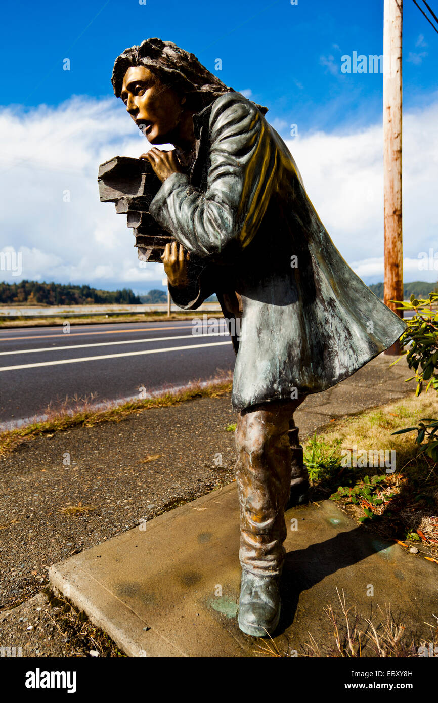"Cramming für Finale "Skulptur vor dem Tsunami Galerie auf US-Highway 101 Gardiner, Oregon United States Stockfoto
