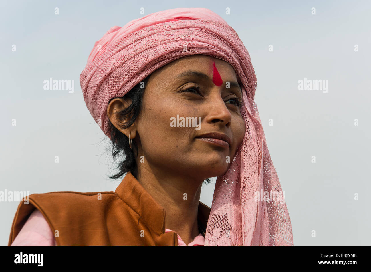 Porträt von eine militante, heilige Frau, bei der Sangam, dem Zusammenfluss der Flüsse Ganges und Yamuna Saraswati Stockfoto