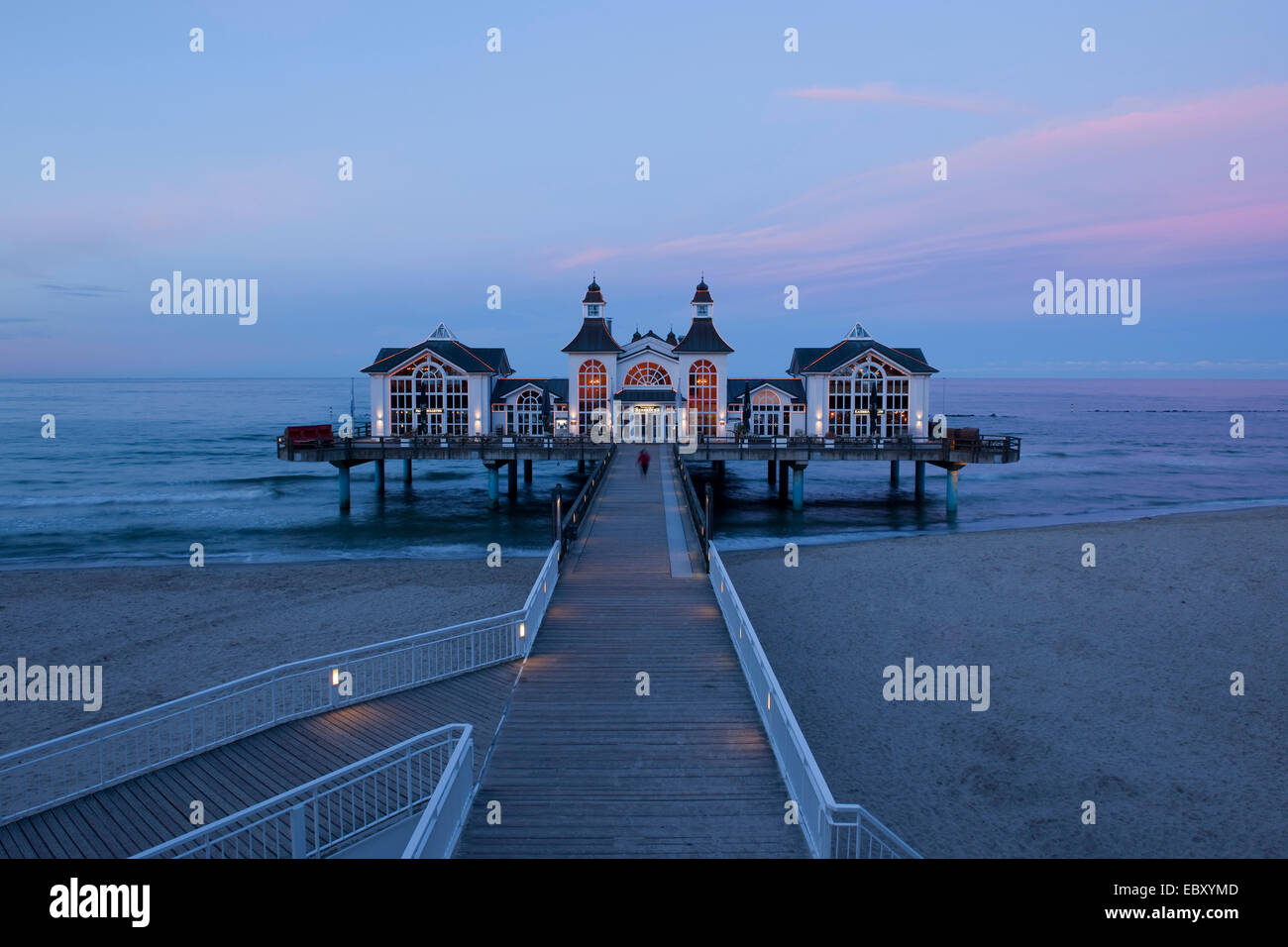Sellin Pier zur blauen Stunde, Baltic Seaside Resort Sellin, Rügen, Mecklenburg-Western Pomerania, Deutschland Stockfoto