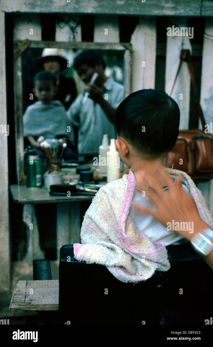 Junge im Barber, Vietnam Stockfoto