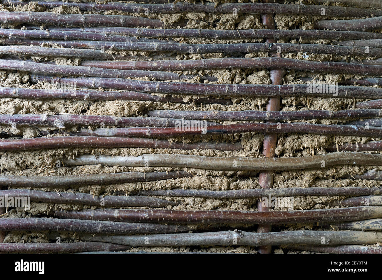 Wandkonstruktion aus gewebten Hasel Stangen gefüttert mit Lehm, Detail eines rekonstruierten Wikinger-Hauses, Wikinger Museum Haithabu Stockfoto
