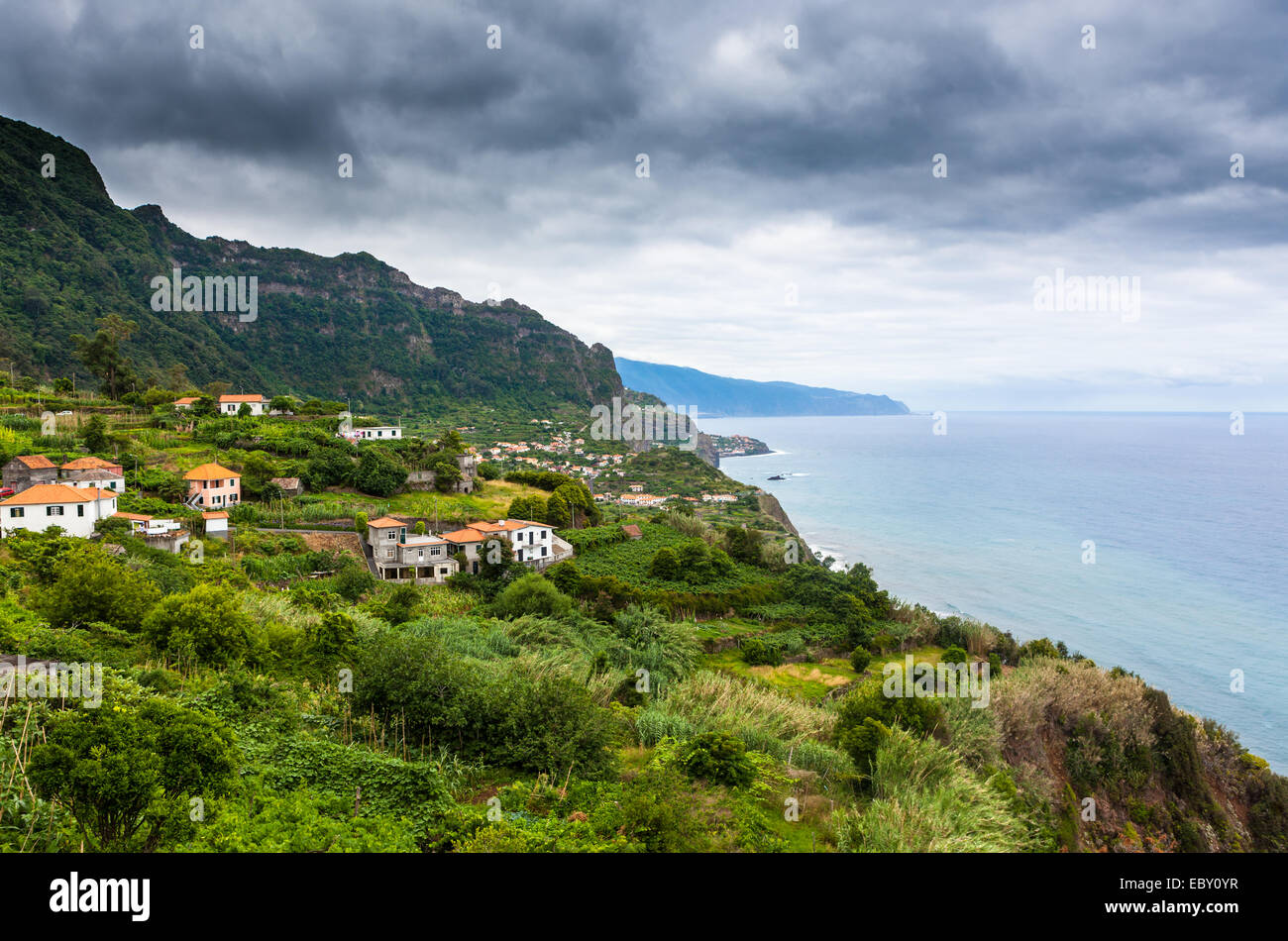 EW über die Klippen in der Nähe von Arco de Sao Jorge, Terras de Forca, São Jorge, Madeira, Portugal Stockfoto