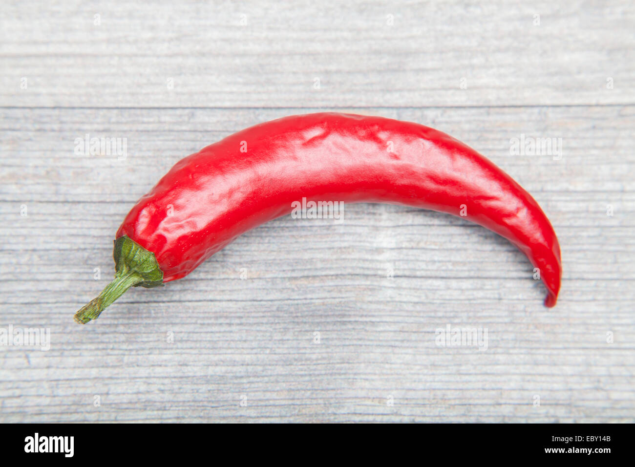 rote Paprika auf Holztisch Stockfoto