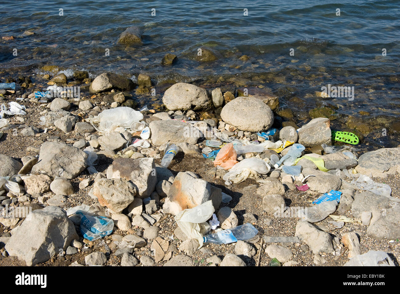 Verschmutzung am Strand des Sees von Galiläa in Israel Stockfoto