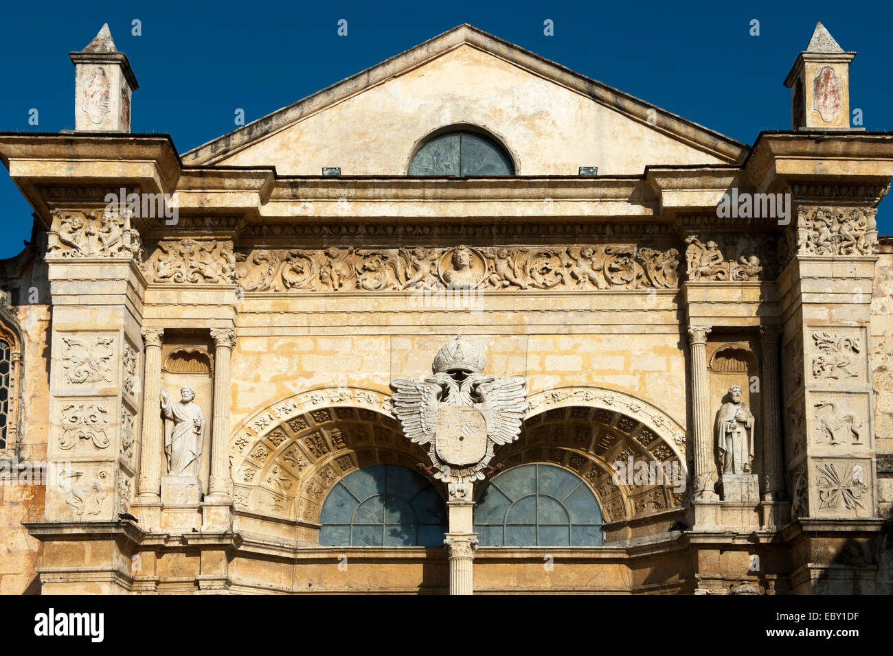 Dominikanische Republik, Santo Domingo, Zona Colonial, Parque Colon, Westfassade der Basilica Menor De La Virgin De La Anunciaci Stockfoto