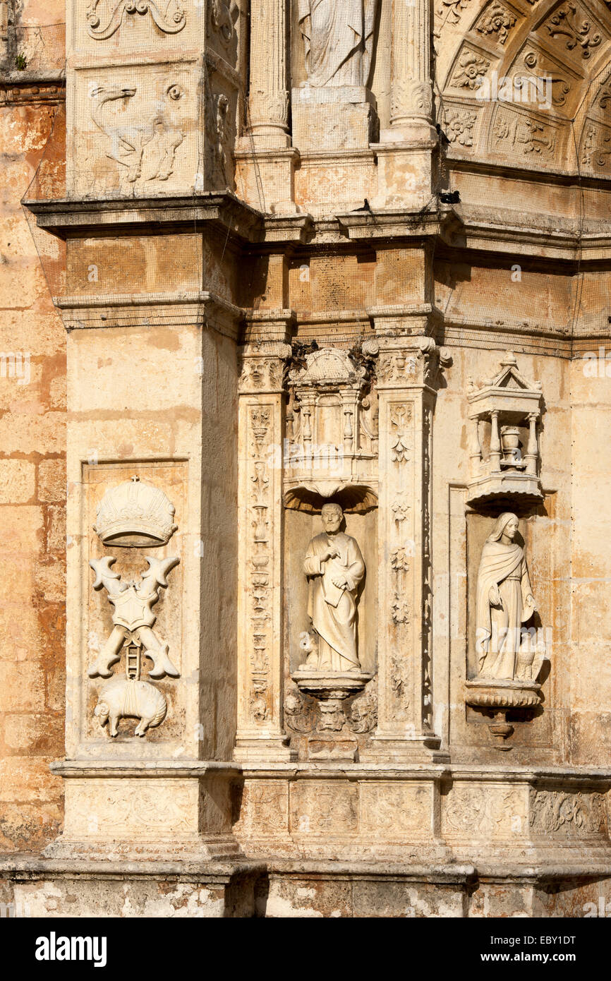 Dominikanische Republik, Santo Domingo, Zona Colonial, Parque Colon, Westfassade der Basilica Menor De La Virgin De La Anunciaci Stockfoto