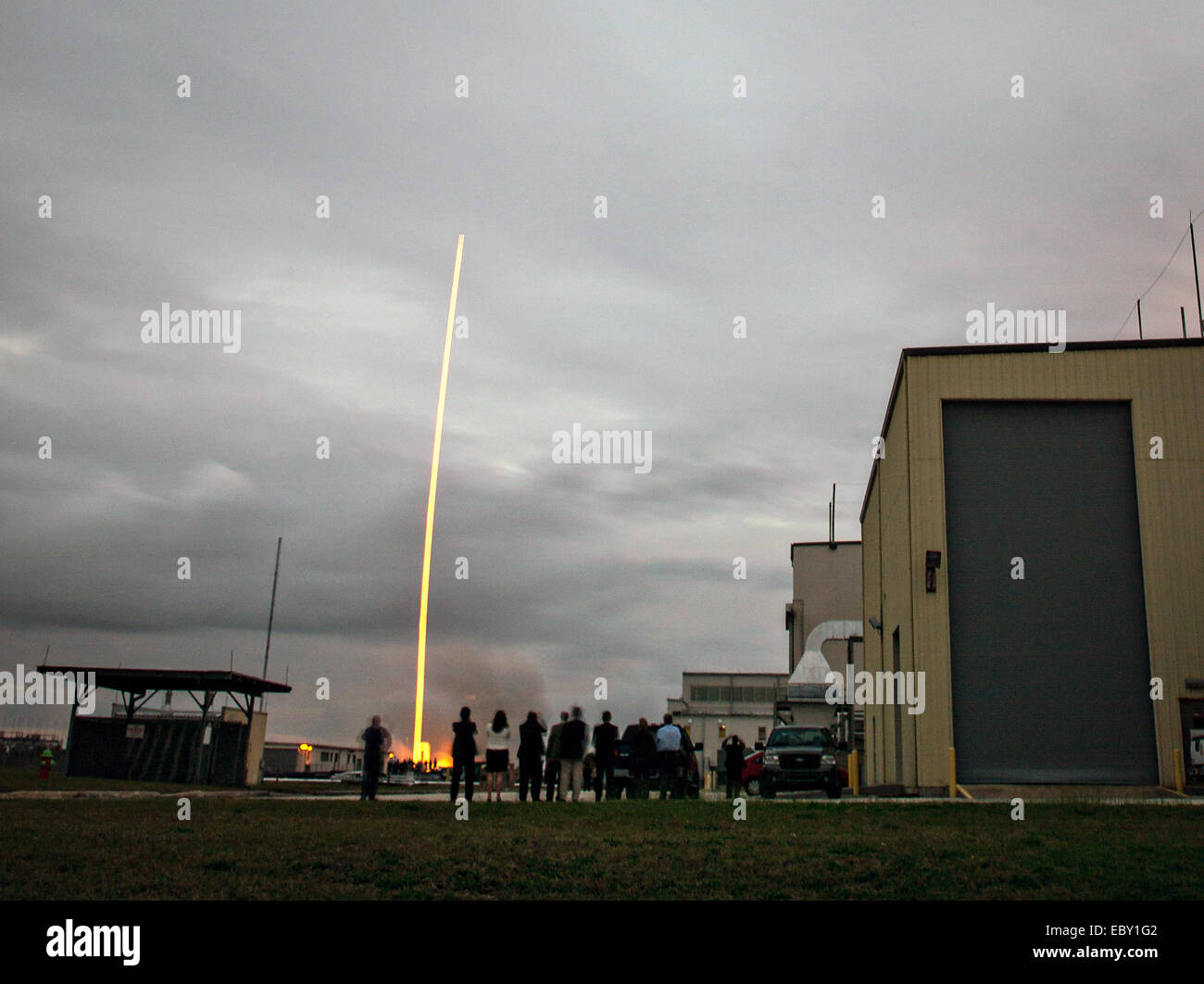 Ein Lichtstreifen über den bewölkten Himmel als Orion Raumsonde montiert eine United Launch Alliance Delta IV Heavy Rakete ab 5. Dezember 2014 in Cape Canaveral, Florida hebt. Das unbemannte Raumschiff Orion wird zweimal, erreichen eine Höhe von ca. 3.600 Meilen über der Erde vor der Landung im Pazifik Erdumlaufbahn. Stockfoto