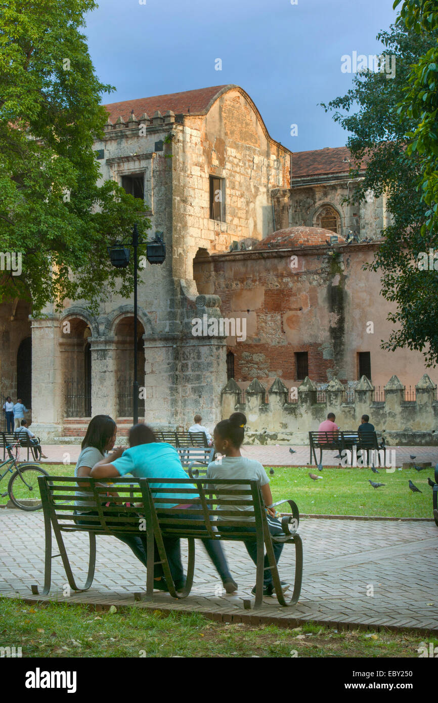 Dominikanische Republik, Santo Domingo, Zona Colonial, Zona Colonial Parque Colon, Nordseite der Basilica Menor De La Virgen de Stockfoto