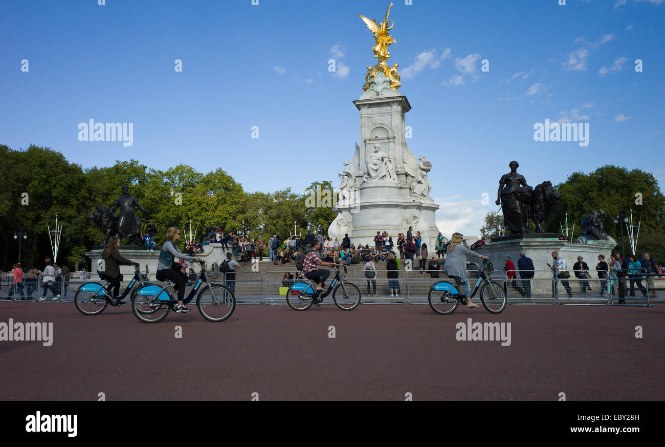 London Transport Zyklen passieren, Buckingham Palace und das Queen Victoria Memorial Stockfoto