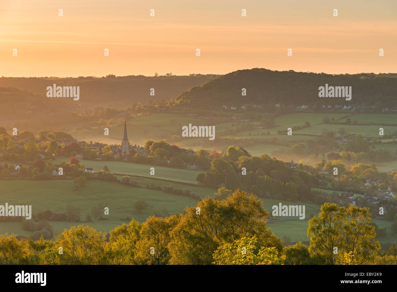 Malerischen Cotswolds Dorf von Painswick im Morgengrauen, Gloucestershire, England. Stockfoto
