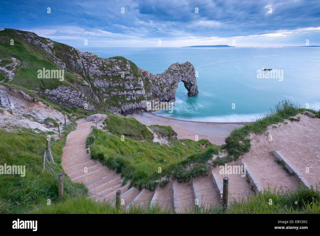 Stufen führen hinunter zu Durdle Door an der Jurassic Coast, Dorset, England.  (Juni) im Sommer 2014. Stockfoto