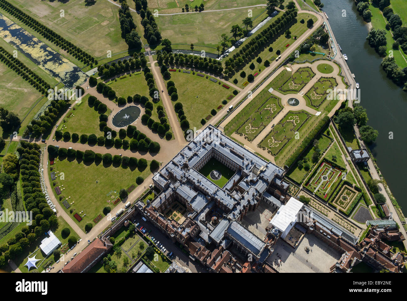 Eine Luftaufnahme des Hampton Court Palace und Gärten, Greater London Stockfoto