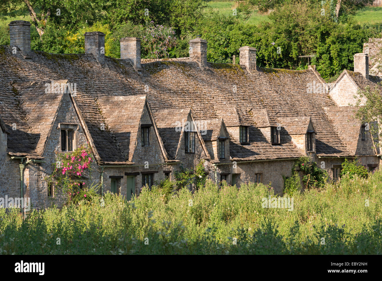 Schöne Ferienhäuser am Arlington Row in den Cotswolds Dorf Bibury, Gloucestershire, England. (Juli) im Sommer 2014. Stockfoto