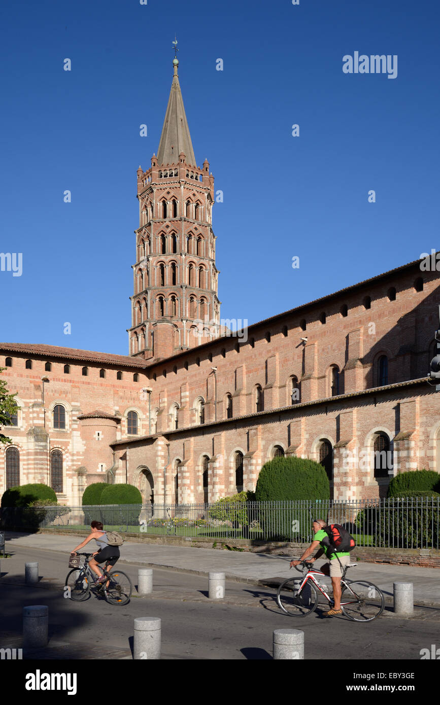 Vorbei an Saint Sernin romanischen Basilika oder kirchlichen Toulouse Haute-Garonne Frankreich Radfahren Radfahrer Stockfoto