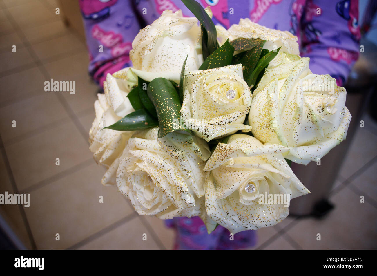 Brautjungfer hält eine weiße Braut Hochzeit bouquet Stockfoto