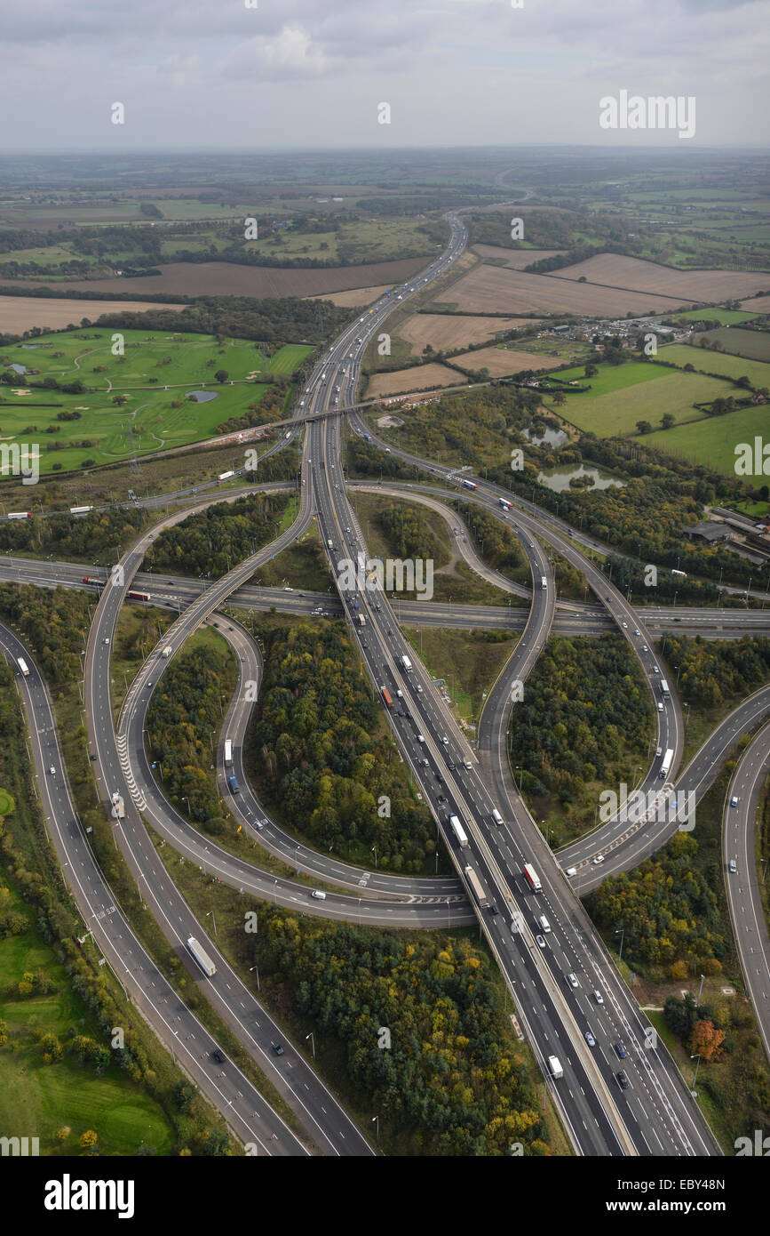 Eine Luftaufnahme des Austauschs an Kreuzung 6 der M11 und M25 Junction 27 Stockfoto