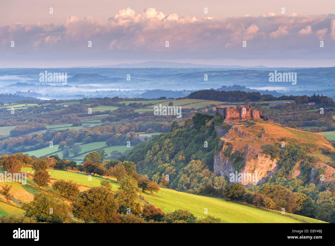 Position Cennen Castle in den Brecon Beacons, Carmarthenshire, Wales. (August) im Sommer 2014. Stockfoto