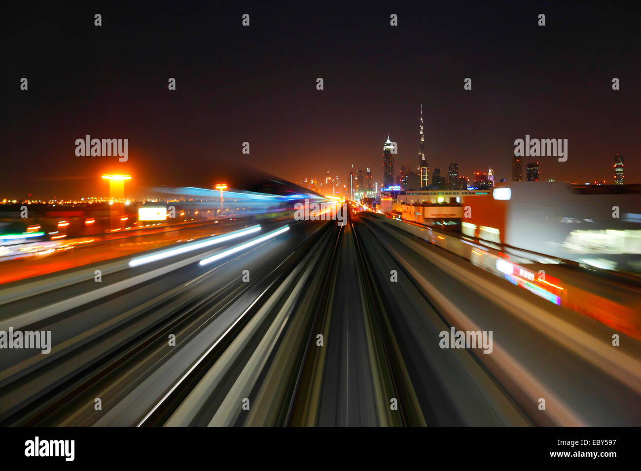 Dubai Metro bei Nacht Stockfoto