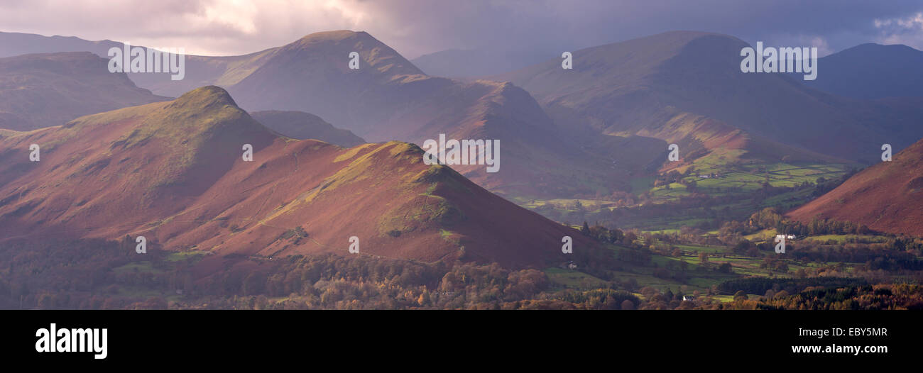 Catbells Berg und die Newlands Valley, Lake District, Cumbria, England. Herbst (November) 2014. Stockfoto