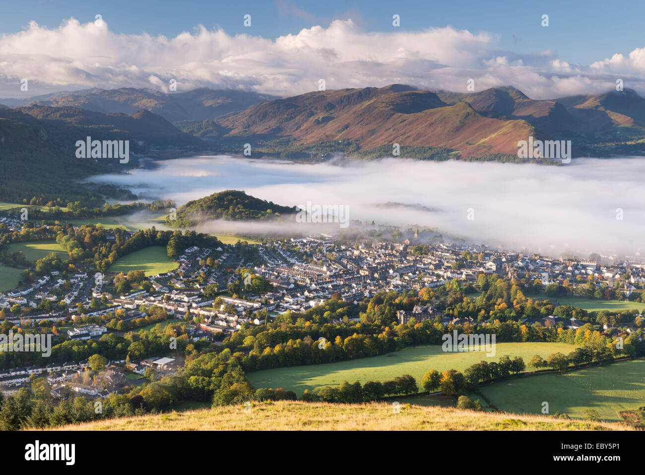 Keswick und Nebel bedeckt Derwent Water an der Dämmerung, Lake District, Cumbria, England. Herbst (Oktober) 2012. Stockfoto