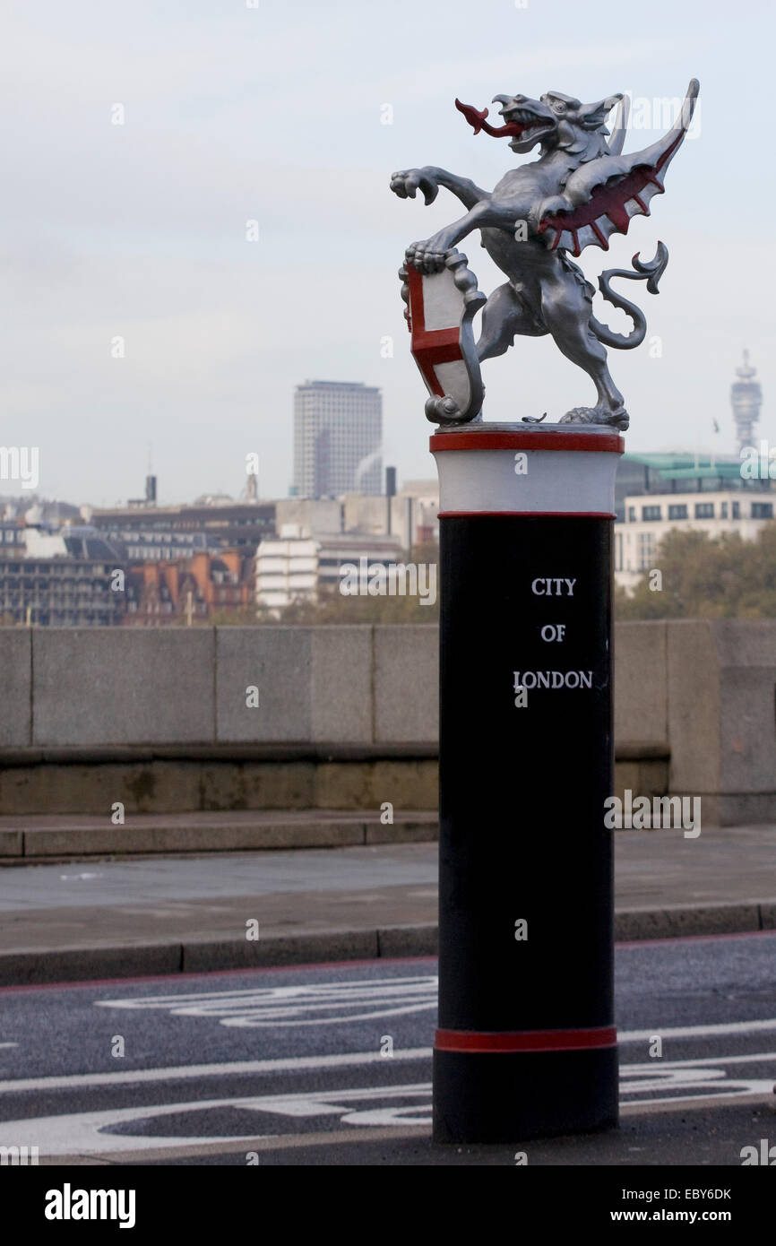 Silber-Drachen Skulptur, Victoria Embankment, London, England Stockfoto