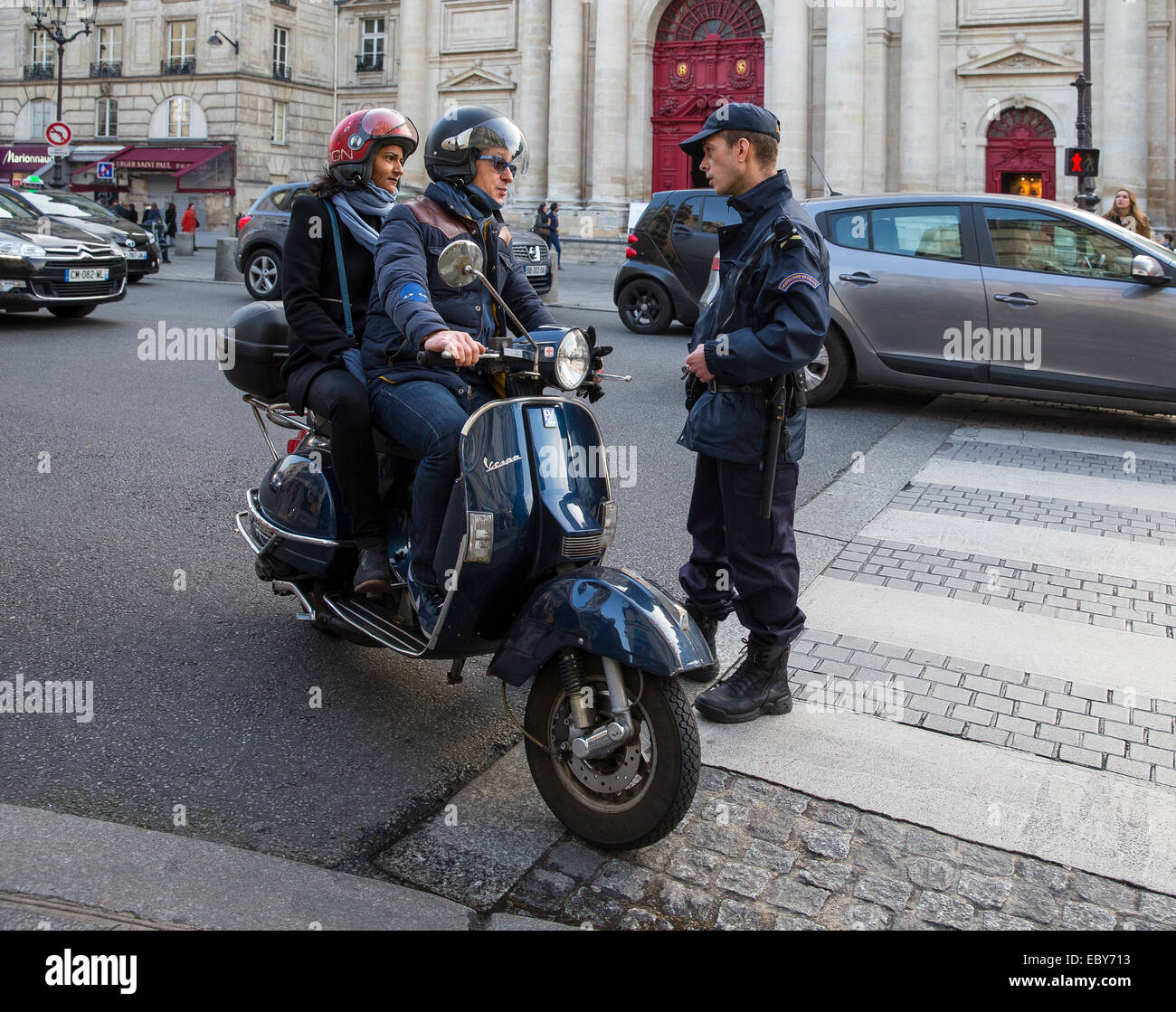 Polizist Polizei stoppen Frage Treiber scooter Stockfoto